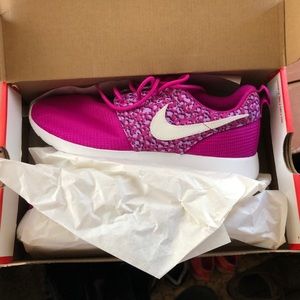 Nike Shoes - Nike Women’s Roshe Running Sneakers Nike Shoes - Nike Women’s Roshe Running Sneakers